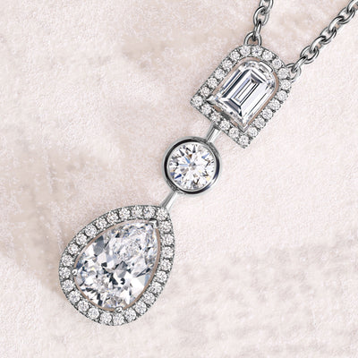 Diamant Sculptural Necklace with DAVIDOR Arch Cut Diamond, Pear Shape Diamond and Brilliant Diamonds - DAVIDOR