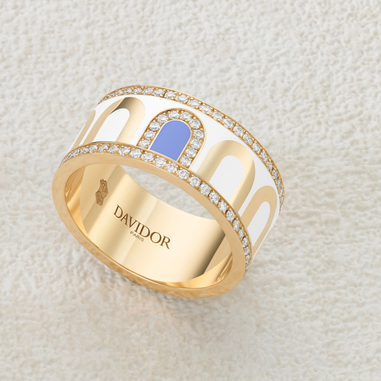 L’Arc de DAVIDOR Édition Ring GM Deux Couleurs, 18k Yellow Gold with Neige and Hortensia Lacquered Ceramic and Porta Diamonds - DAVIDOR