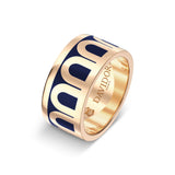 The L’Arc de DAVIDOR Ring GM features a striking Minuit à Paris blue and white geometric arch pattern in lacquered ceramic, set in elegant 18k rose gold. Inside the band, “DAVIDOR PARIS” is engraved for a signature touch. Ideal for stacking, this ring offers a modern and sophisticated look.