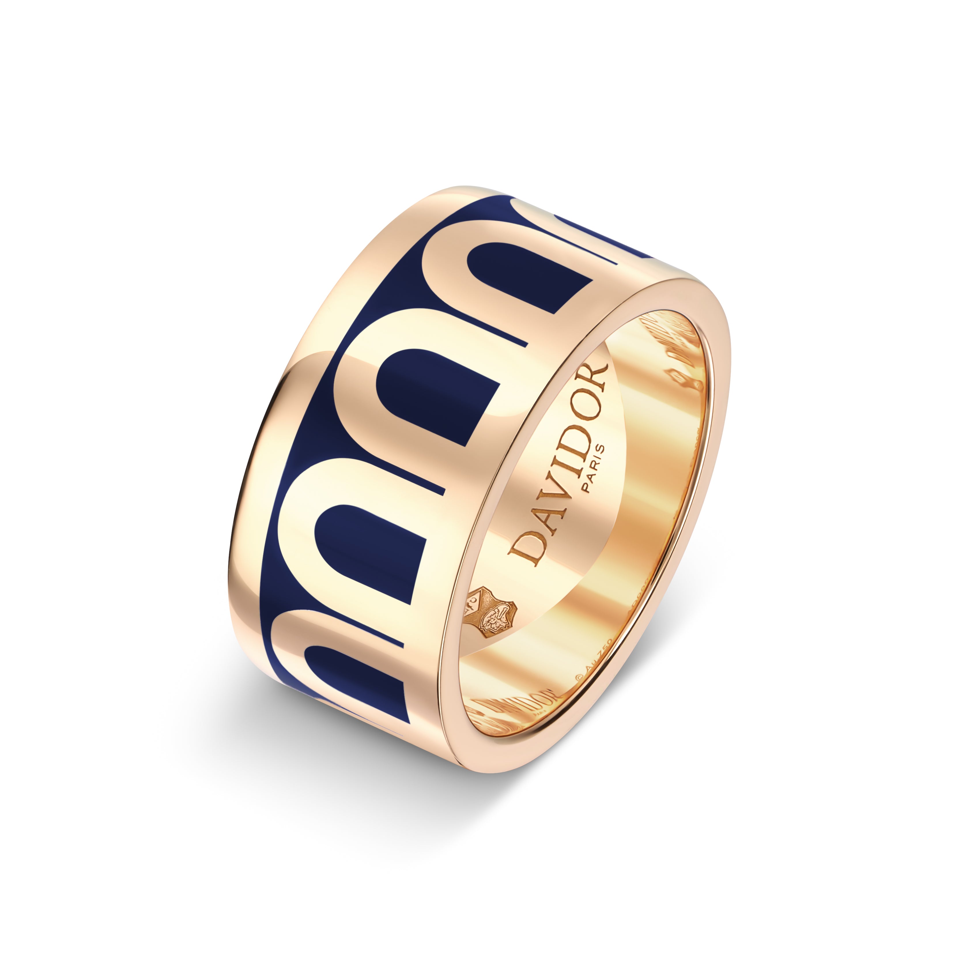 The L’Arc de DAVIDOR Ring GM features a striking Minuit à Paris blue and white geometric arch pattern in lacquered ceramic, set in elegant 18k rose gold. Inside the band, “DAVIDOR PARIS” is engraved for a signature touch. Ideal for stacking, this ring offers a modern and sophisticated look.