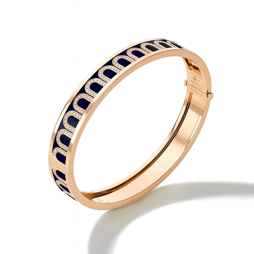 The L'Arc de DAVIDOR Bangle MM, crafted in 18k rose gold, features a repeating arched motif in lacquered ceramic and Arcade Diamonds, creating a striking design against a white background.
