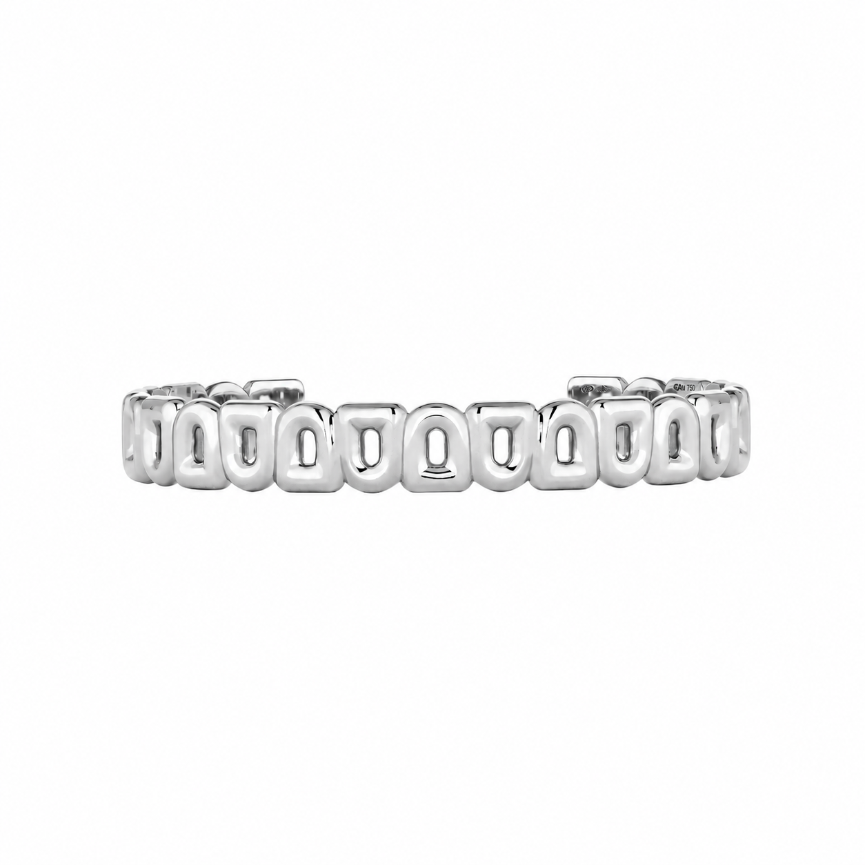 The Pop Arc Inverse Bangle MM in 18k white gold features repeating rectangular hollow links inspired by 1960’s Pop Art, shown on a plain white background.