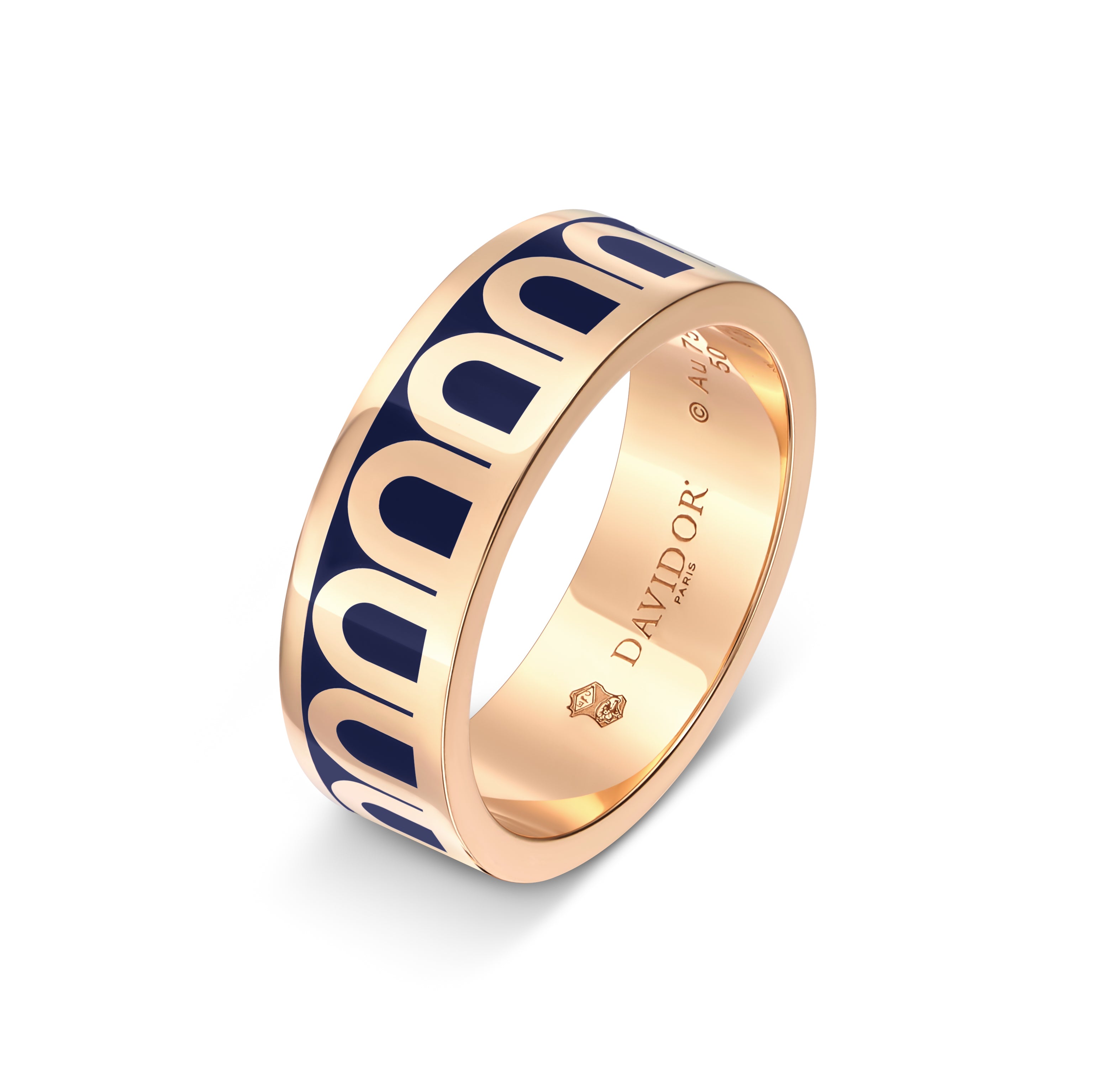 Expertly handcrafted in Paris, the L’Arc de DAVIDOR Ring MM features 18k rose gold adorned with Minuit à Paris lacquered ceramic in Riviera blue. The signature repeating DAVIDOR Arch motif is beautifully detailed with elegant semicircle shapes, while the inner band is engraved with “DAVIDOR PARIS” and a discreet logo—an exquisite reflection of fine craftsmanship.