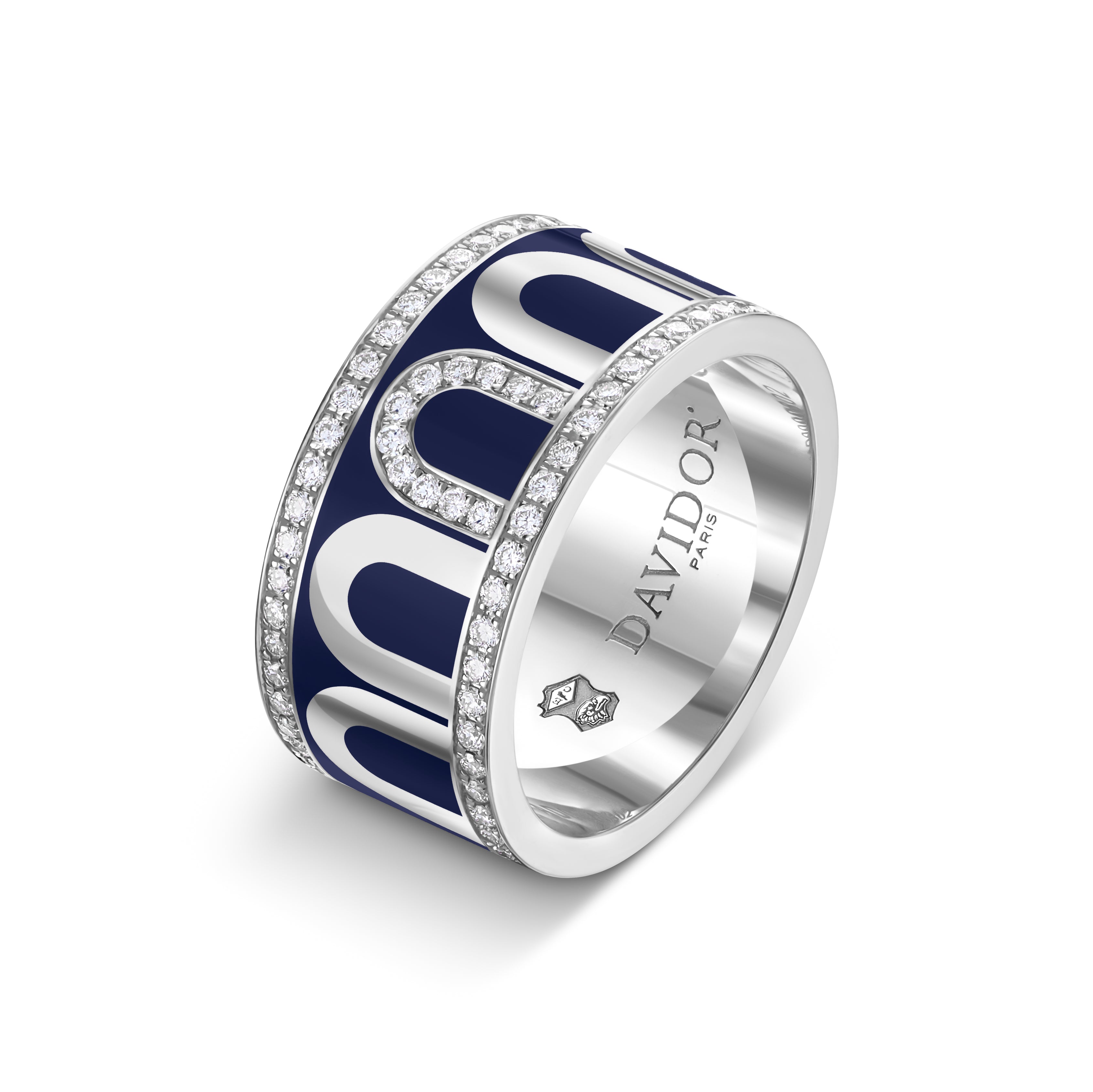 L’Arc de DAVIDOR Ring GM in 18k white gold features a Minuit à Paris lacquered ceramic finish with a white geometric motif, bordered by rows of Porta Simple Diamonds. The inner band is engraved with DAVIDOR PARIS and hallmark symbols, creating an elegant and versatile stackable ring.